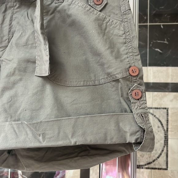 Apt.9 army green shorts, size 6, excellent condition. - Picture 4 of 6